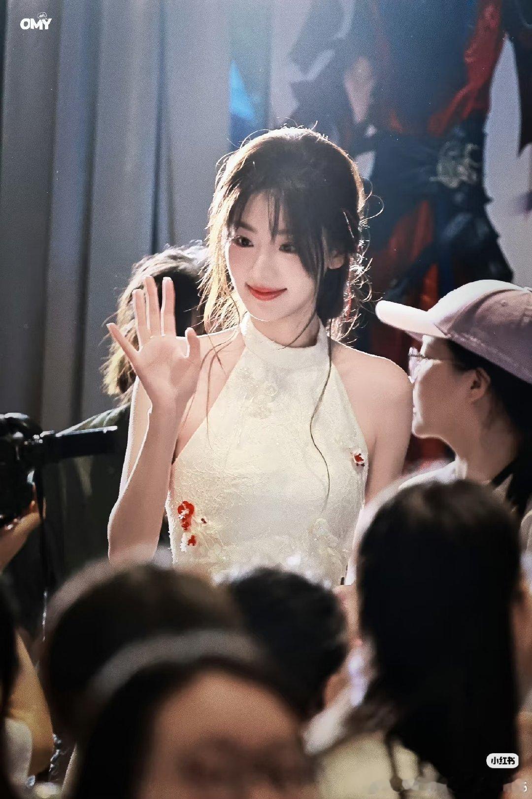 #杨雨潼[超话]# yyt#向全世界安利杨雨潼##杨雨潼揽流光三千# 一眼沦陷的现场抓拍📸自带柔光，灵动又温婉。 ​