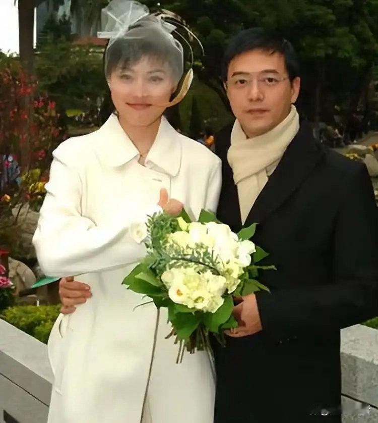 张延离婚后首晒母女同框，21岁女儿神似妈妈颜值高，直言对父母离婚没意见 ​