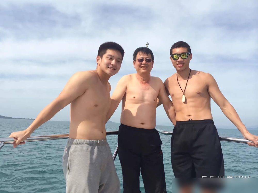 许昕光膀子练球，教练扛着摄像机抓典型。别人躲镜头，他近视加散光，反倒凑上去看热闹。吴敬平气笑了，怼他：腹肌吹风疼？拉两百板就好了。樊振东站旁边，肚子被点名核心厚，一样逃不掉，上台就是两百板。
这俩一个敢指挥，一个敢服从。樊振东10岁那年劈长后反手发力反拉，吴敬平就把视频存了十七年。釜山、新加坡、仁