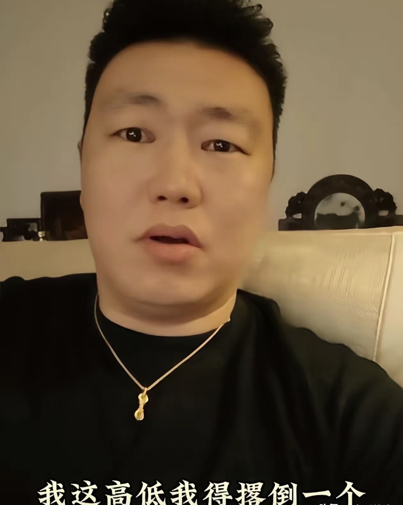 李根说的是对的！

比赛中，对手一旦起势，开始连续得分的时候，如果一时间没找到合适的防守策略，那么撂倒对方的进攻策动者，就是最优的选择。

这不是脏，这是战术！

什么卡鲁索、追梦格林、贝弗利经常干这种事。

如果当年男篮世预赛，有人对克拉克森执行撂倒战术，绝不至于被他一节拿24分。

这个撂倒战术