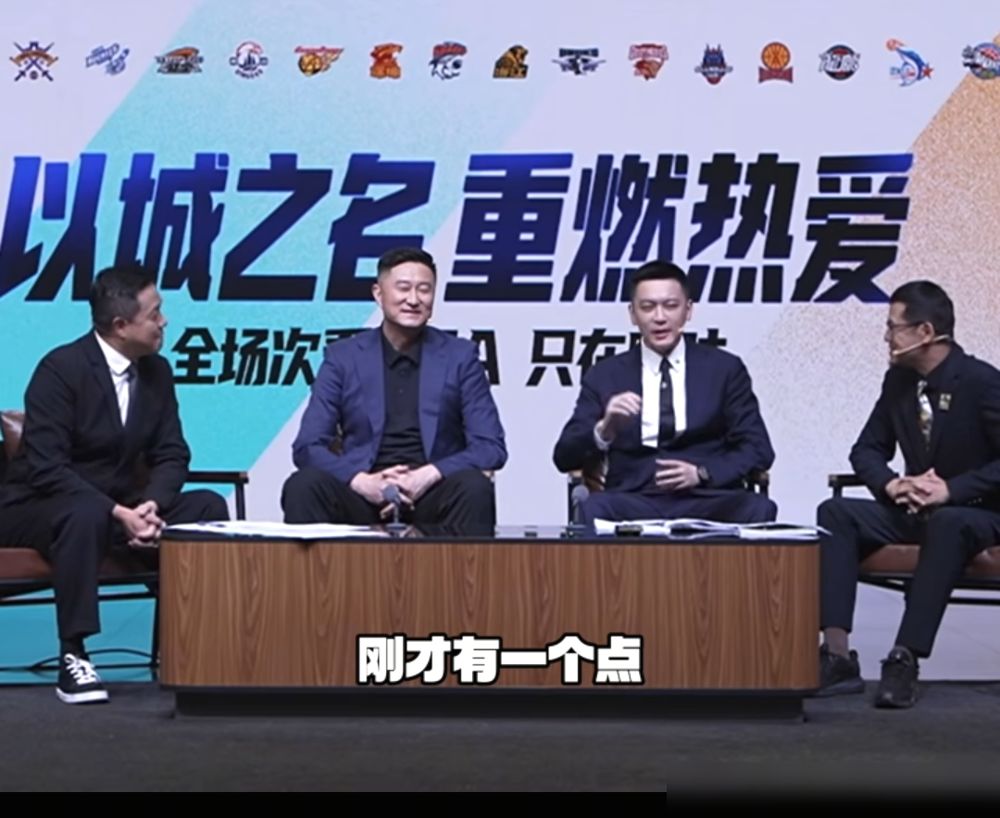 杜锋一句羡慕杨鸣有国内最好的后卫前锋中锋，当年差点把辽篮球迷气炸。那是2023-24赛季半决赛，广东2-1领先拿赛点，他搁那儿凡尔赛，还补一句大家看到我一头白发了。结果隔天杨鸣就在客场扳平后回敬，说羡慕杜锋外线轮转充足、有周琦这种颠覆级内线，最狠的是补刀：广东政策开放，吸引人才多，有些政策我们不具