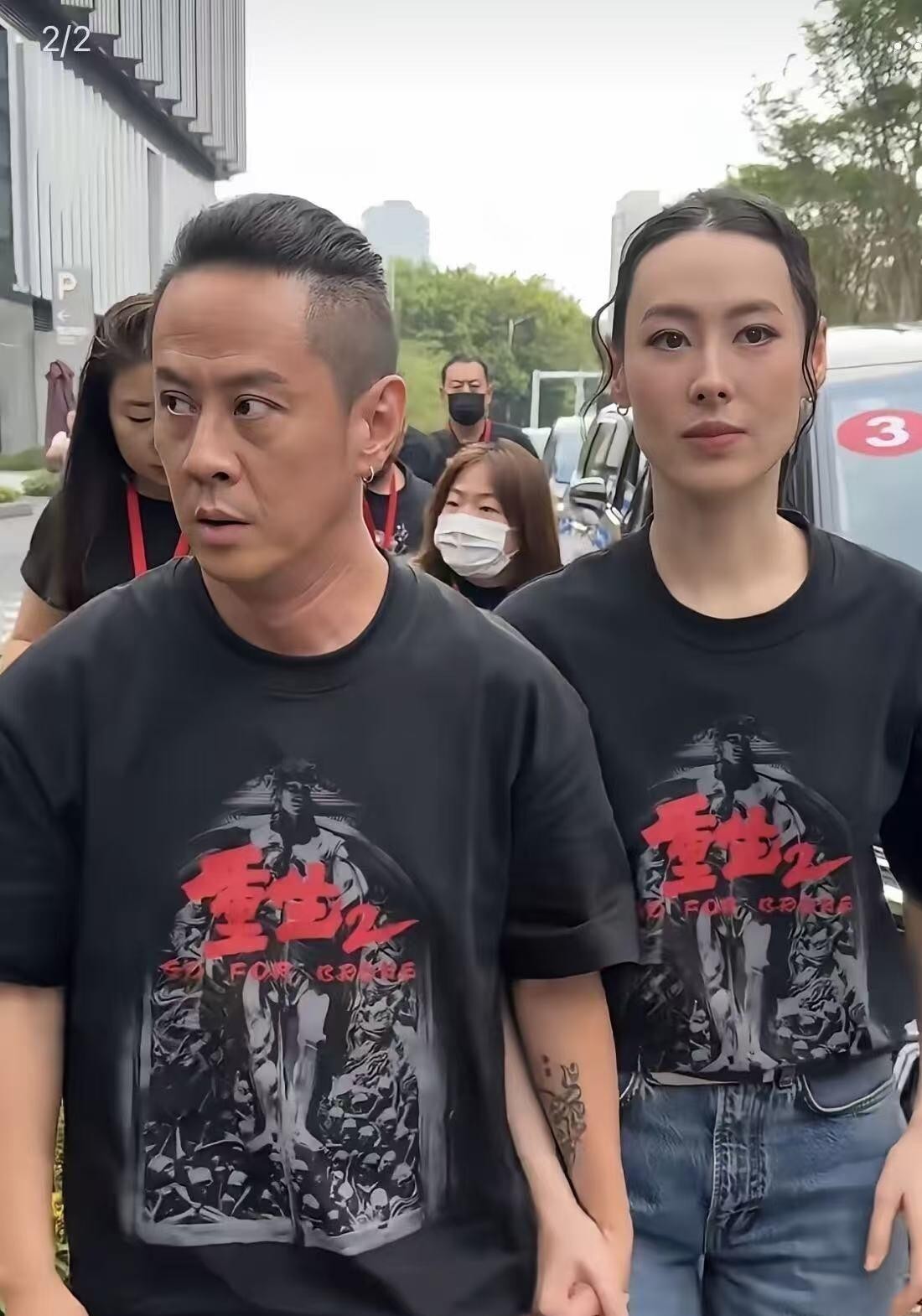 梁洛施谈新恋情时最打动人的，不是男方是谁，而是三个儿子面对妈妈重新开始时的平静与接纳。她与导演马浴柯的恋情公开后，两人多次被拍到同框，十指紧扣、状态放松。如今长子十七岁，双胞胎十六岁，正是逐渐长大成人的年纪。能让青春期的孩子自然接纳妈妈的新伴侣，说明这个家庭并不缺爱，孩子也没有把妈妈的新感情当成争夺