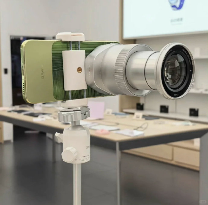 华为 Mate90 系列的“巨炮”来了
说的就是睿影 Z10

这体积确实够大
一英寸传感器、可变光圈
10 倍光学变焦、100 倍变焦能力

关键是不用套手机壳
直接卡在相机 Deco 处
用起来很省心 ​