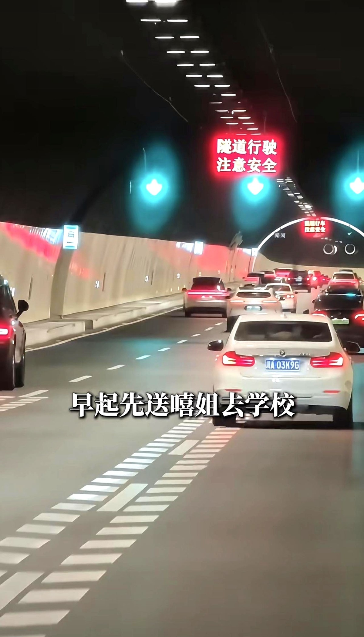 早上七点半，车厢后座成了流动的餐厅和更衣室。41岁的孙骁骁，把大女儿的日常推到了镜头前。

小丫头顶着短发，捏着自己挑的饰品不撒手。为了让孩子多睡十分钟，她把喂饭和穿衣服的活儿全搬到了车上。一顿兵荒马乱，总算把人塞进幼儿园大门。

转身她就跟任重钻进饭馆，两口子对面扒饭，透着柴米油盐的熟稔。

最近