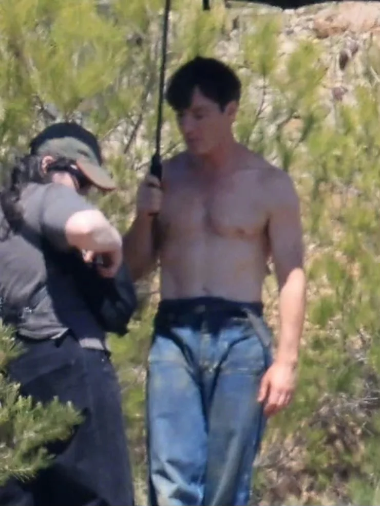 基里安·墨菲片场裸上身，健壮肌肉不再害羞！