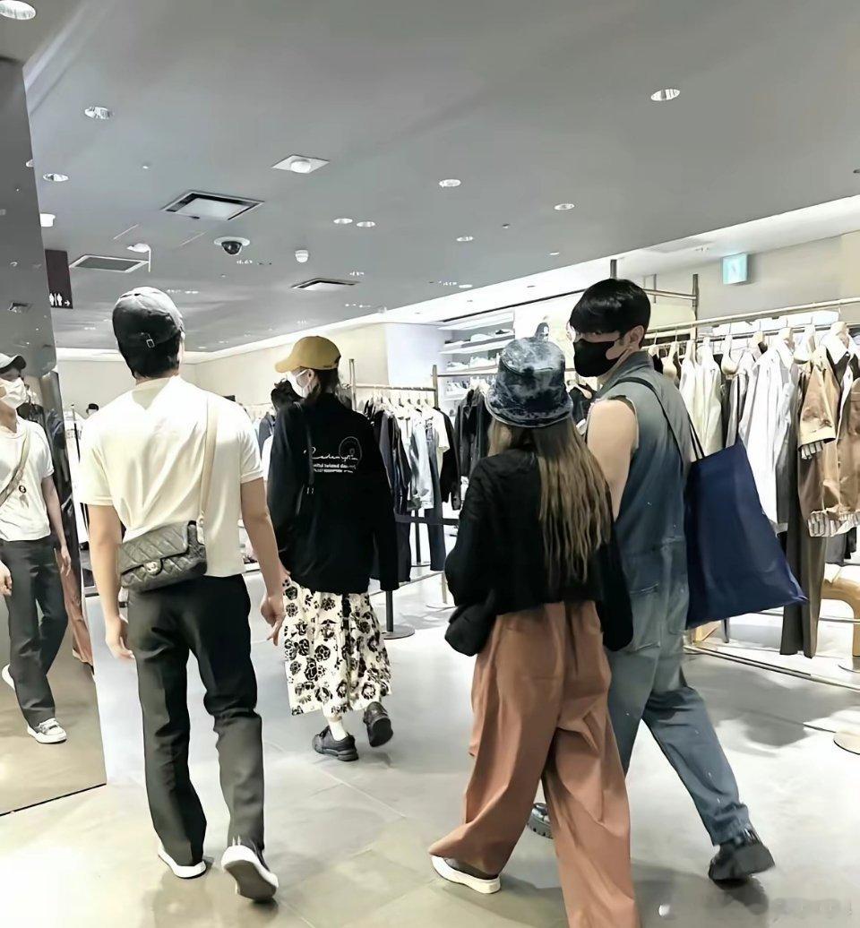 井柏然和李荣浩两家人关系是真好呀，
四个人经常一起逛街、出行，
若有一方家属不在时，就会充当另一方的爱情保镖，
丝毫不会觉得尴尬，
杨丞琳在台上演唱时，井柏然会在台下认真给她拍照，而杨丞琳的正牌老公就在一旁紧紧盯着小井的手机！
李荣浩也会在自己的演唱会上推荐井宝的新剧！
连井柏然都说在 ​