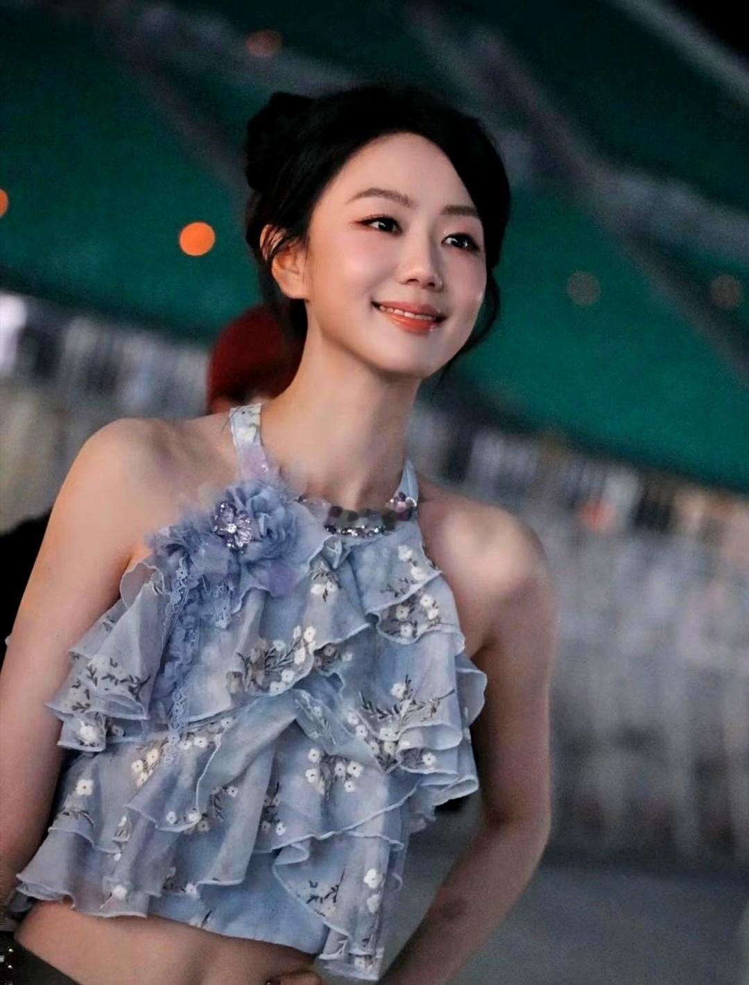 当年班里最拔尖的班长，毕业几年后，反倒成了同届里发展最让人唏嘘的一个
 

看看当年同班的去向：冯琳稳坐东方卫视当家花旦，沈倩直接进了新华社国家队，孙乐言更是综艺商业两开花。
 

唯独综合素质前三、业务功底最扎实的冯禧，原本在芒果台势头正好，甚至被看好接班李湘，如今却落脚深圳卫视，平时只能偶尔接个