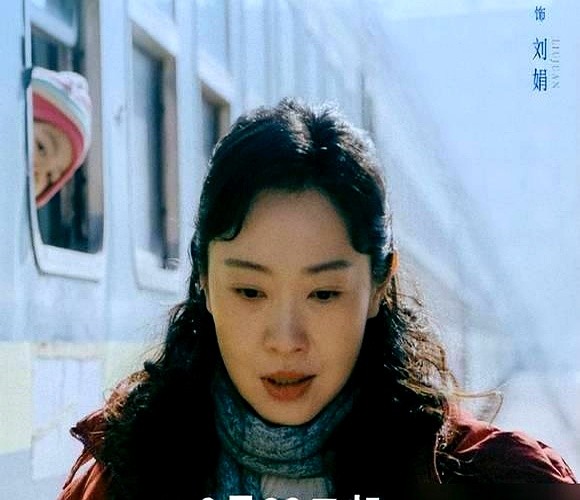 前夫扔下私生女，亲弟弟卷入连环案。抓还是不抓？她那一眼，能把观众看窒息。

这是《余红旧事》里的女警刘娟。扮演者王佳佳早该火了。她演戏从不端着，《老舅》里演个舅妈，往那一站就是个东北菜市场大姐，但眼睛里全是戏。这几年《漫长的季节》《刑警的日子》一部部磨，跟粤语小孩对戏硬是演出了“全剧最狠的糖”。