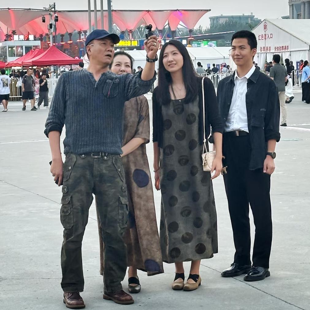 胡军全家看秀，穿得一样年纪？胡军儿子比爹稳重，女儿比妈还像妈 ​