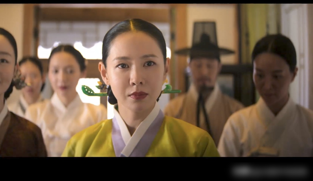 孙艺珍这次是真豁出去了，眼神都变了。上线一天，直接把韩国Netflix干到第一，26个国家挤进前十。
她演的那个角色，表面温柔，背地里阴得能滴出水，妥妥19禁配置。跟NANA的对手戏，光预告就让人后背发凉。
池昌旭在里面也够狠，这片子压根没打算走温情路线。190万观看，1450万小时，才三天。