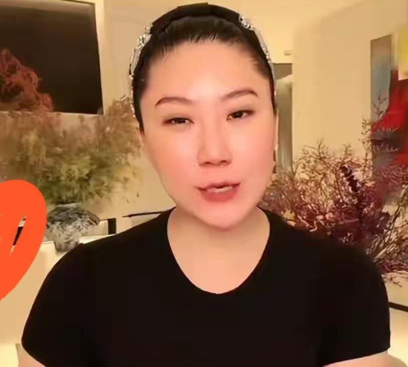 谢贤前女友Coco在直播里说自己想当大哥的女人，结果活成了女人的大哥。这话从41岁的她嘴里说出来，听着是自嘲，细品全是岁月的账本。2005年，20岁的她跟了69岁的谢贤，一陪就是12年，最后分手是因为谢贤爬山时发现自己体力跟不上了，不想拖累她，主动松了手。一个男人用这种方式跟你说再见，你很难恨他，但