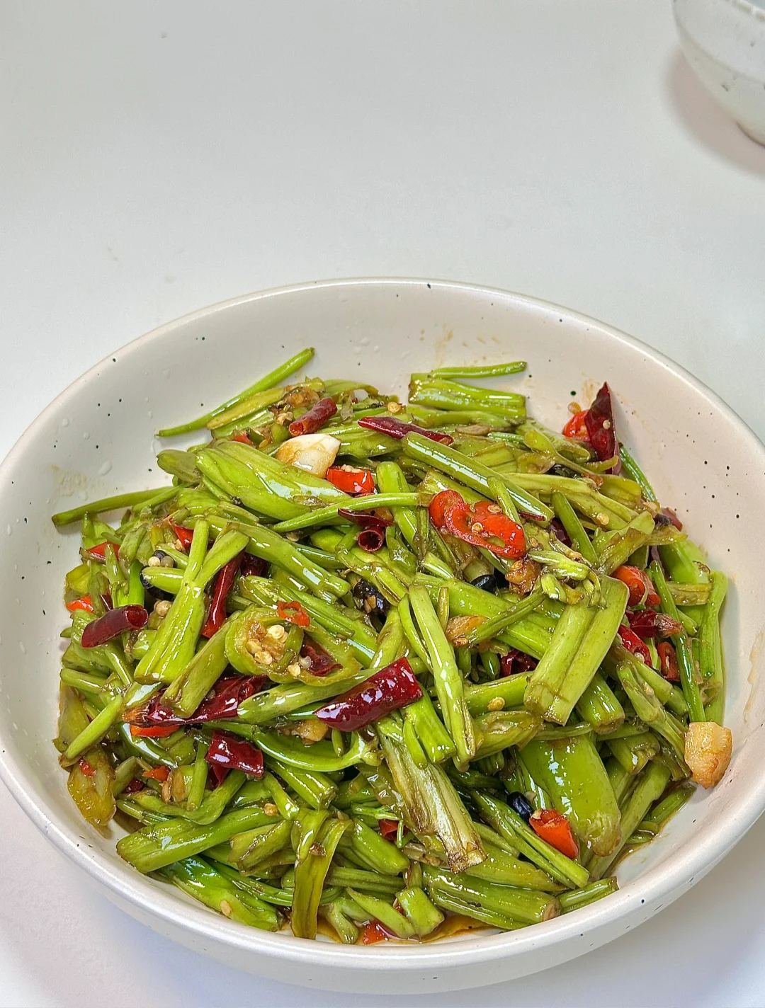 爆炒空心菜梗 香辣过瘾吃不腻