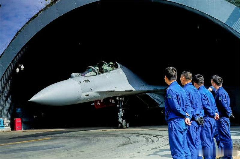 埃及空军的双机巨型加固机堡是真的离谱，把歼-16这种重型双发战斗机塞进去都还是绰绰有余，不愧为全球最大单体战斗机加固机堡。
期待歼-16和加固机堡的更多合影，感觉巨型加固机堡和巨大侧卫也是绝配，国内的机堡还是略显拥挤了。
突然想到，以后歼-36+巨型加固机堡也是一绝。 ​