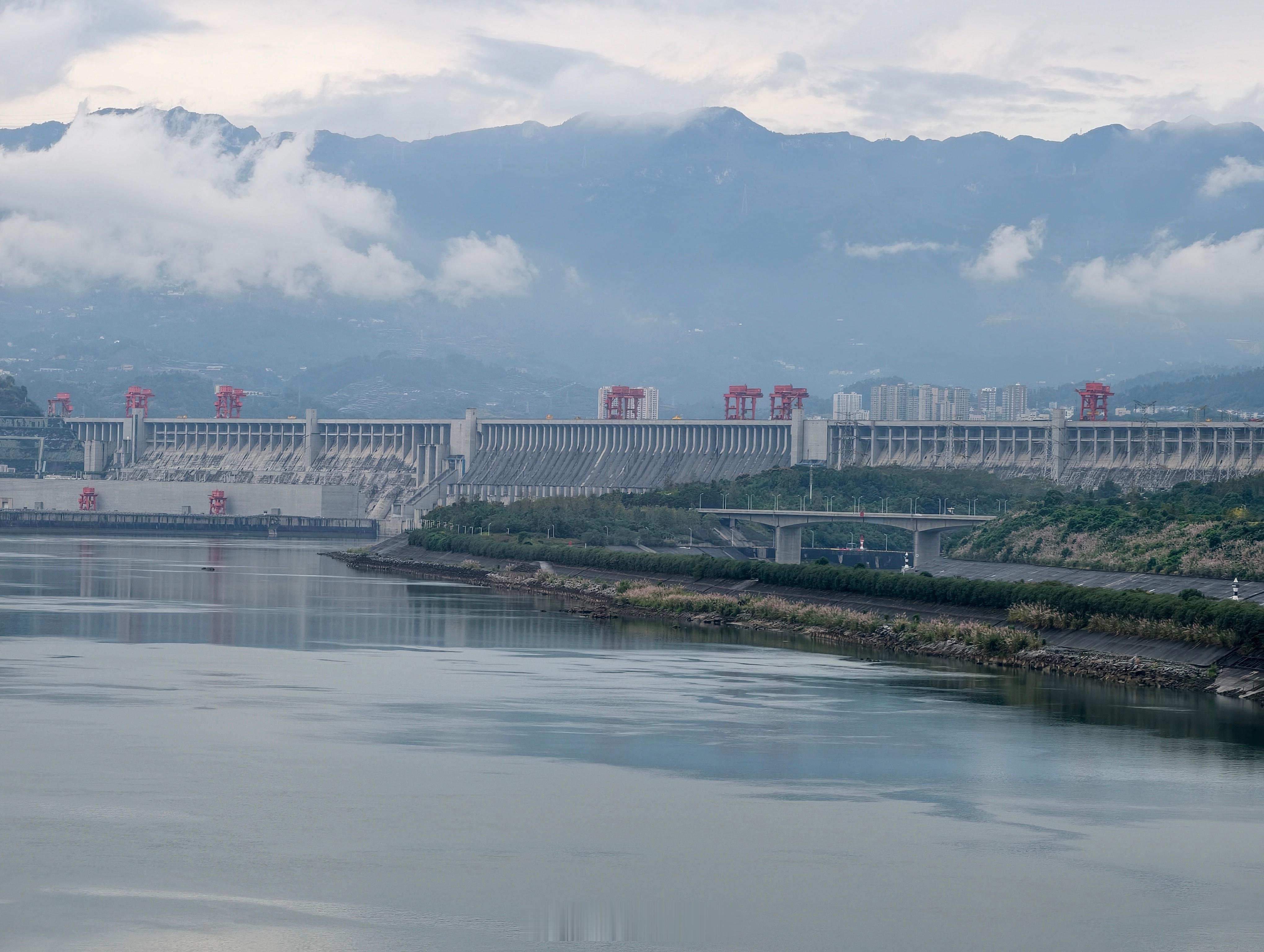 第一次来到三峡大坝，确实震撼。三峡大坝对中国意义重大：防洪上，它把荆江河段防洪标准从十年一遇提高到百年一遇，累计拦洪近70次、拦洪超2200亿立方米，护住了长江中下游数千万人口和良田。发电上，累计发电超1.7万亿千瓦时，约占全国水电产量的10%，相当于节约标准煤5.5亿吨、减排二氧化碳14.9亿吨 ​