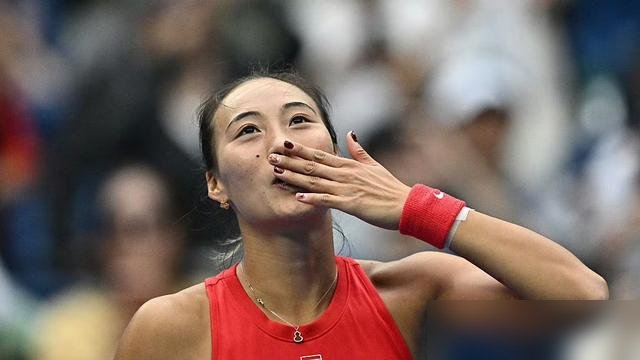 郑钦文排名54，没人觉得她能赢斯维托丽娜。结果她6-3、7-6，直接把6号种子扫了。
中网四强，390分到手。世界排名从54飙到35，反超王欣瑜，中国一姐又回她手里了。一年前她还在打资格赛，现在澳网种子席位基本锁死。
明天决赛，对手是19岁的安德烈娃。郑钦文成了中网历史上第一个杀进女单决赛的中国