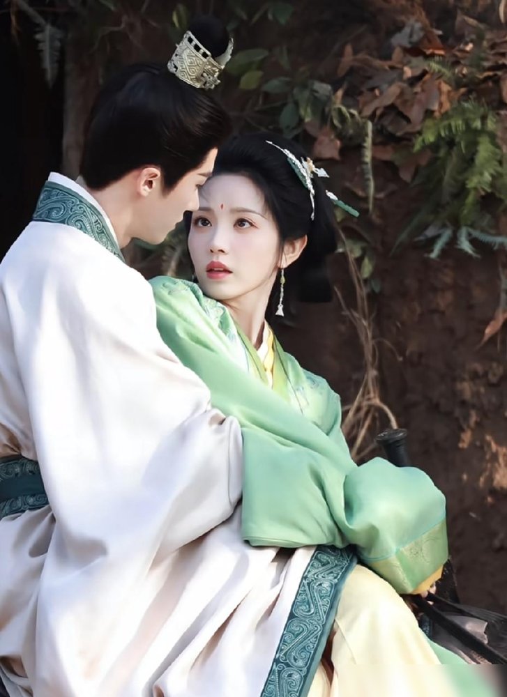 内娱现在让当红小花去倒马桶，也就田曦薇敢接。
《嫁金钗》定档10月16，央八次黄金档，优酷独播，网飞同步。她一人分饰两角，真千金装疯卖傻刷马桶，假千金穿金戴银坐高堂。
男主闫桉演国公府世子，冷脸阎王，专治各种不服。这剧原著就狠，替嫁冲喜开局，深宅里全是刀。
别的花在红毯上比裙子，她蹲地上刷恭桶