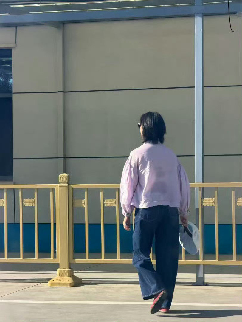 #考驾照偶遇倪妮#
倪妮考驾照被偶遇，她真的要开始自驾旅行了！还发了微博让粉丝猜，这次是属于开卷考试了。 ​