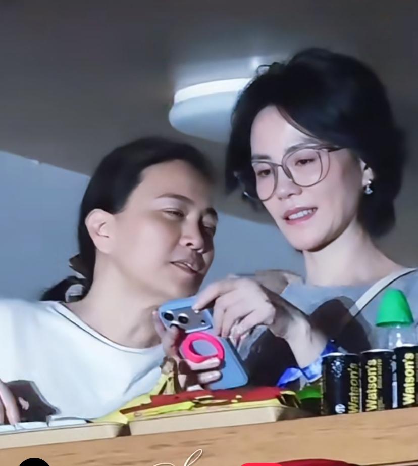 王菲看演唱会身边“神秘女”被扒！不是保姆，来头大到吓你一跳

各位吃瓜群众，最近那英的演唱会可是赚足了眼球，台上歌手卖力唱，台下观众席的“彩蛋”更是一个接一个。有眼尖的网友直接捕捉到了天后王菲的身影，但大家伙儿的注意力，却全被她旁边那位一直热聊的女子给勾走了。

一开始，评论区画风还挺跑偏，有人调侃