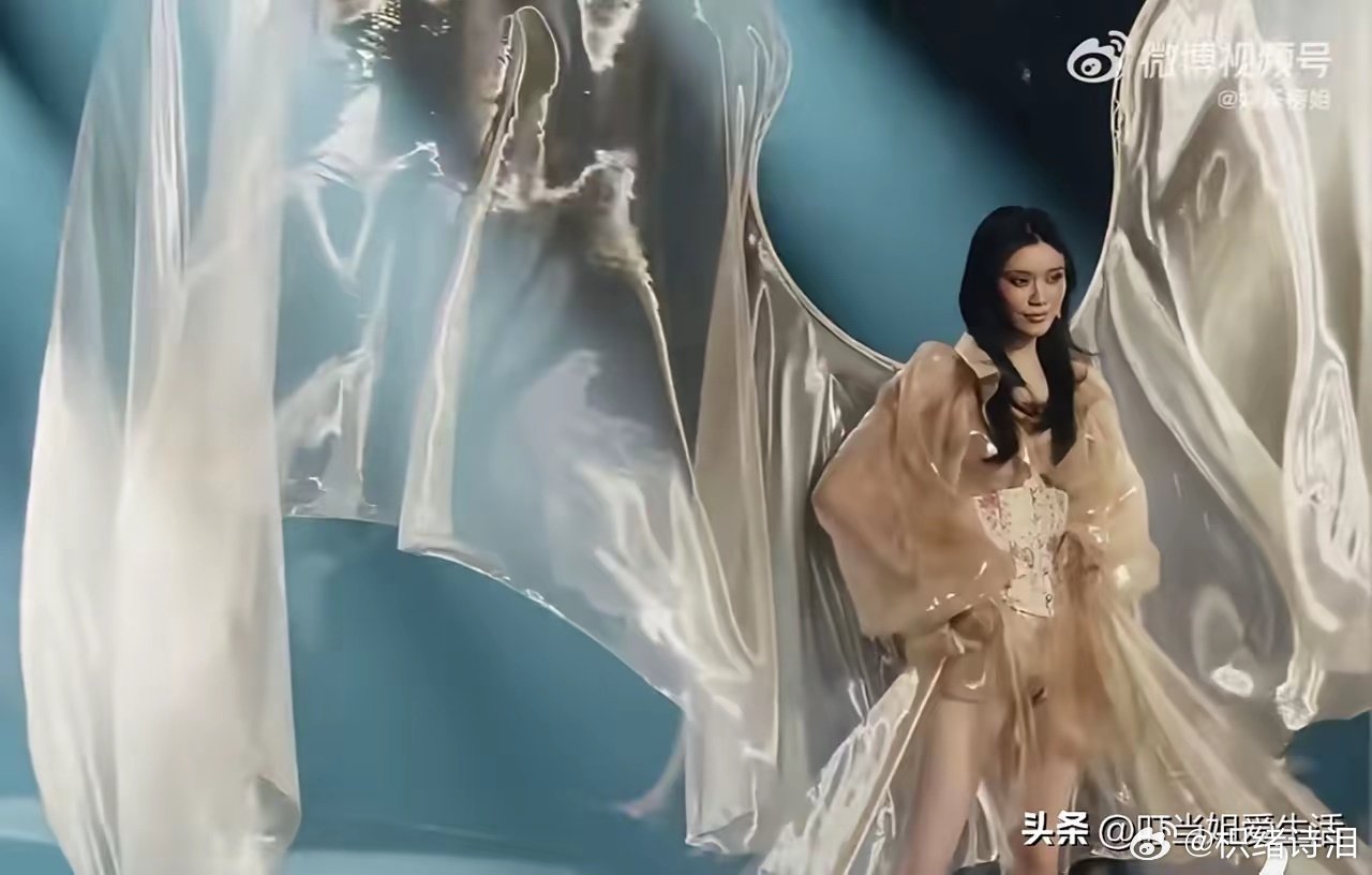 维密大秀一开场，奚梦瑶这次的排面真的绝了，满满的大女主感，网友都戏称是奚妃回宫！[大笑] 时隔八年重返维密T台，第二套造型直接上巨型薄纱鎏金翅膀，定点镜头还给了慢放特写，这场秀里待遇相当亮眼。 ​