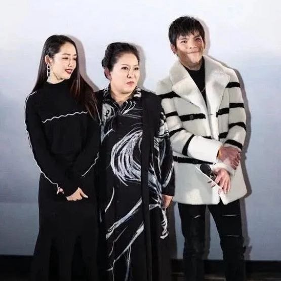 向太在访谈聊起向佐与郭碧婷的婚姻，抛出一个很有意思的观点：向佐对郭碧婷是带着尊重，甚至有一点“怕”，这份敬畏，才是维系婚姻的关键。
 
在豪门家庭语境里，这份“怕”不是畏惧压迫，而是懂得收敛、顾及伴侣感受。向太评价郭碧婷外表温婉，原生家庭作为大姐，本身就有主见与管理能力，