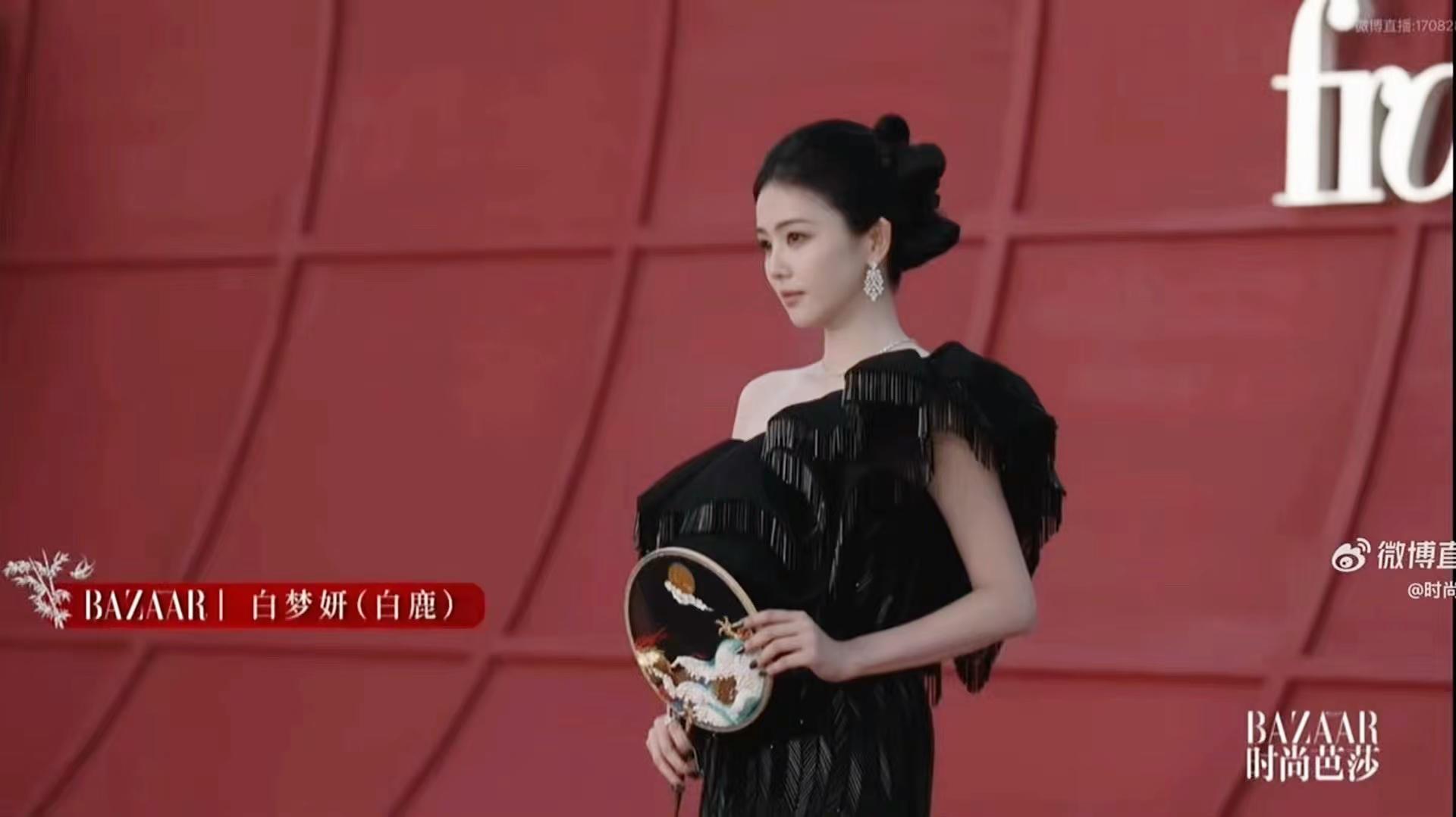 我女就这样大大方方的，从不怯场白鹿红毯
