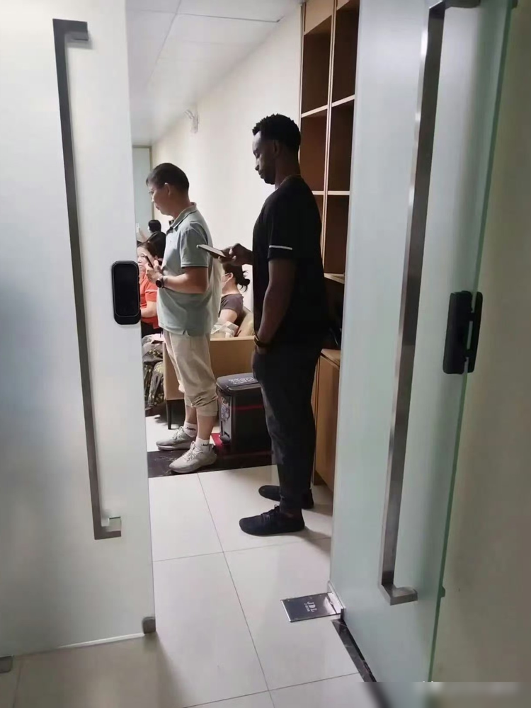 刚官宣就传跑路？广东宏远刚签的内线杀器，人居然还在大洋彼岸！
同批官宣的弗格，早就抵队体检、开练了；偏偏2米11、122公斤的阿祖布克没半点动静，连机票都没买，球迷全在猜是不是要黄。
其实真没那么多反转。人没动身，不是有变数，纯粹是在美国等澄清信、走流程，俱乐部一直在协助加速，加盟板上钉钉。