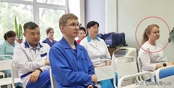 最近这几天俄罗斯闹鼠疫病情的消息甚至压过了俄乌战场
仔细盘了一下消息的各种细节，才发现这事真的不应该
如果媒体上所曝光的各种细节属实的话
那么俄罗斯这个科研系统真的是问题太大了
这是什么时候发生的事情呢？
2026年10月2号，在俄罗斯西伯利亚，有一位28岁的女研究员因为在高危细菌实验室里打碎了一个