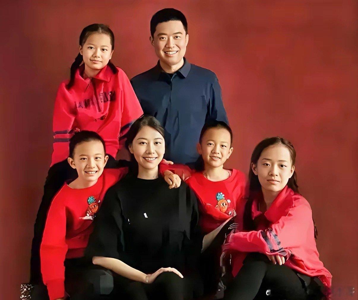 理想汽车创始人李想全家福，妻子颜值高，孩子虎头虎脑，机灵可爱，一家六口其乐融融，温馨又幸福。 ​