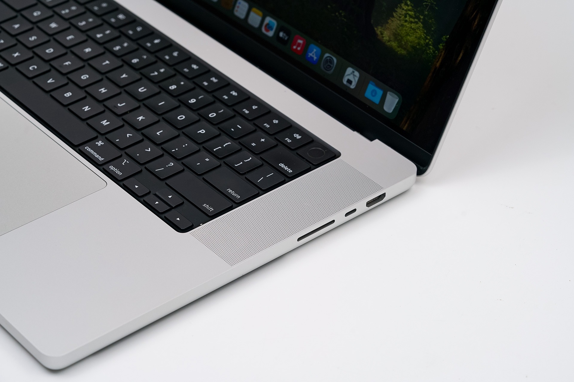OLED 版 MacBook Pro 最快可能下个月就要来了。OLED、触控屏、更薄机身、动态岛，几乎把 MacBook Pro 这条产品线重新做了一遍。之前大家还猜它会不会改名叫 MacBook Ultra，现在看，这个可能性反而没那么高。

因为苹果可能根本没打算让新旧产品互相替代。

最新行业报告提到，现款 MacBook Pro 使用的 ​