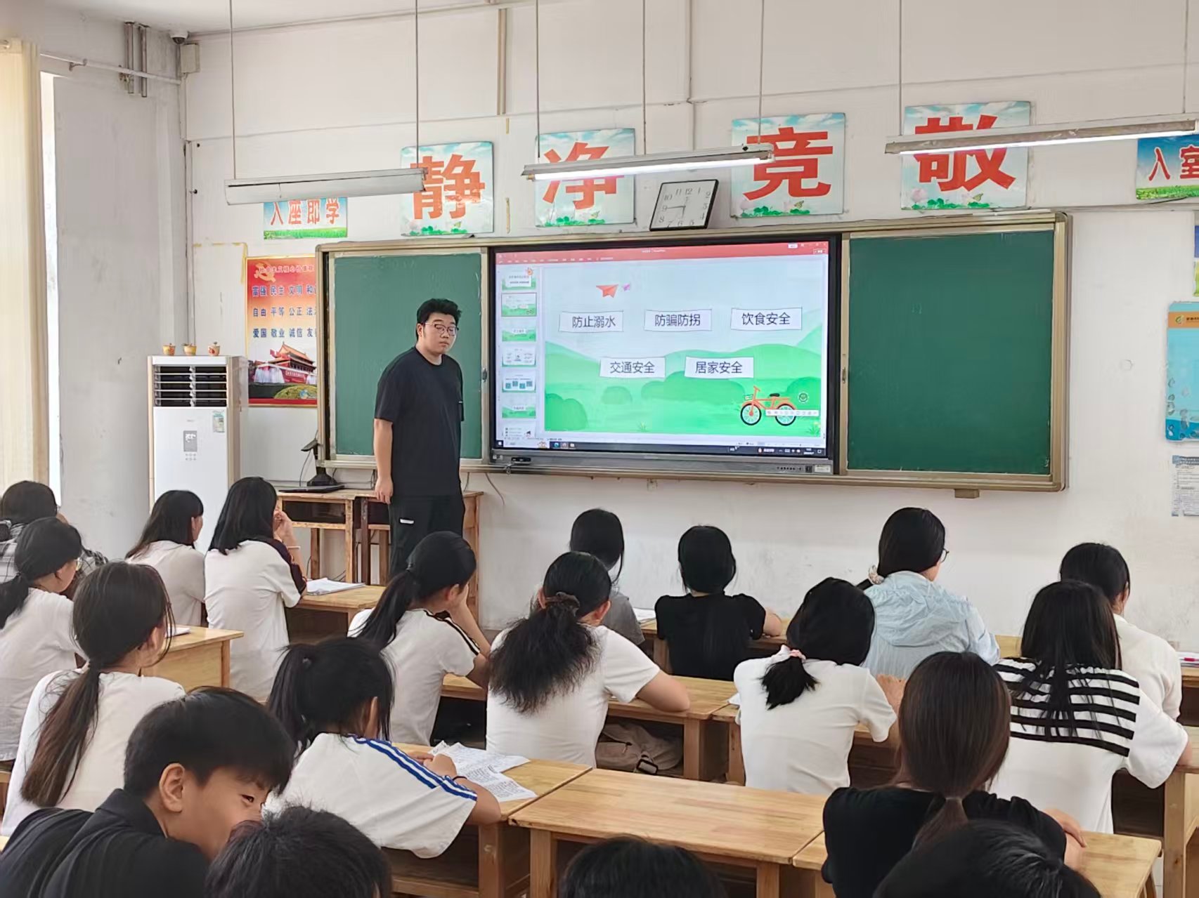 【曲园学子暑期社会实践】——数理思维润乡教，青春赋能砺初心
       为积极响应大学生暑期“三下乡”社会实践号召，深入乡村教育一线，曲阜师范大学统计与数据科学学院“青砺乡教”实践队抵达山东省泰安市新泰市泉沟镇初级中学，开启以“数理求真勘学路，青春赋能润乡教”为主题的农村教育关爱实践活 ​
