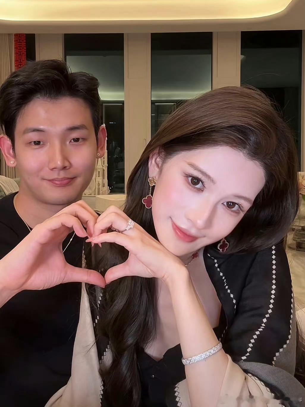 #梅尼耶被妻子整容前的照片吓到了#
直播名场面出圈！梅尼耶妻子黄婉均在直播间毫无预警晒出医美前旧照，自称是“1.0版本”，还开玩笑说样貌不可退货。旧照肤色黝黑、五官硬朗，和现在精致模样反差巨大。梅尼耶事先完全不知情，看到照片瞬间震惊，下意识起身躲开，这段录屏快速刷屏网络。黄婉均向来不避 ​