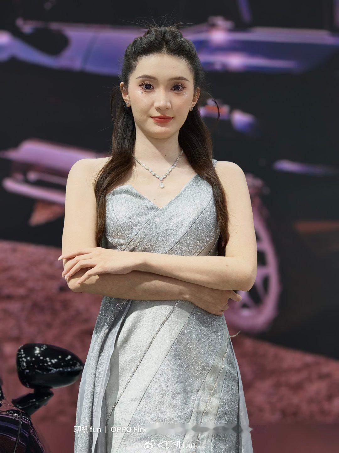还是十一沈阳车展，这组看着有点隆重。
银灰亮片小礼服，后面还拖着一条长长的纱，站台的灯一打，亮片反光特别好看，随手拍都挺华丽。
#OPPOFindX10##ColorOS##ColorOS16##ColorOS17##车展[超话]# ​