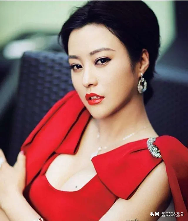 &34;我不会原谅这些伤害我的人。&34;

郝蕾在访谈节目里说出这句话的时候，语气平静得像在聊别人家的事。可弹幕直接炸了。

事情是这样的。47岁的郝蕾最近参加了一档深度访谈，第一次完整讲了自己14年前的那段灰暗日子。

2012年春天，她被确诊为重度抑郁症。

在此之前，2009年第一段婚姻破裂，2010年