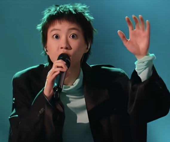 平心而论，窦靖童并没有过人的歌唱禀赋，演唱时不仅基本功底子薄弱，气息飘忽，还常有略显怪异的面部神情，肢体动作也散漫失衡，并不适合走歌手这条路。不能只因为她父亲是窦唯、母亲是王菲，就大伙凑在一起盲目追捧，这般做法实在是侮辱听众的鉴赏力。