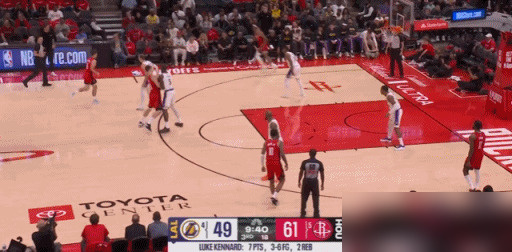 “他犯了个极其可怕的错误！” 乌度卡赛后就差指着谢泼德鼻子骂了，更衣室...