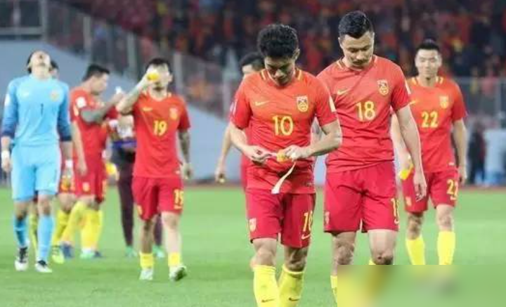 打平就出线，这四个字对国足来说跟催命符差不多。
9月23日13点30，名古屋丰田体育场，亚运队末轮踢阿联酋。咱们1胜1平拿4分，阿联酋只有1分，他们必须赢才可能活。朱辰杰上一场只是抽筋，能上，主力门将李昊也没事。对面主力中卫曼苏里红牌停赛，等于防线先漏个大洞。安东尼奥继续摆5-3-2，吴曦张玉宁朱