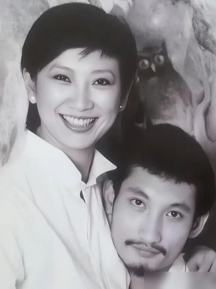 徐克被传晚年得子，向太半夜直接甩视频辟谣：到现在他还是丁克，没孩子。
网上那几张孕肚照，其实就是女助理吃胖了，肚子微隆被拍下来。婴儿车也不是他的，全让自媒体拼一块儿了。
施南生7月13日刚走，这些旧账又被翻出来炒。俩人从80年代就定好丁克，36年合作关系，施南生把徐克的事业地基都打好了。徐克在外