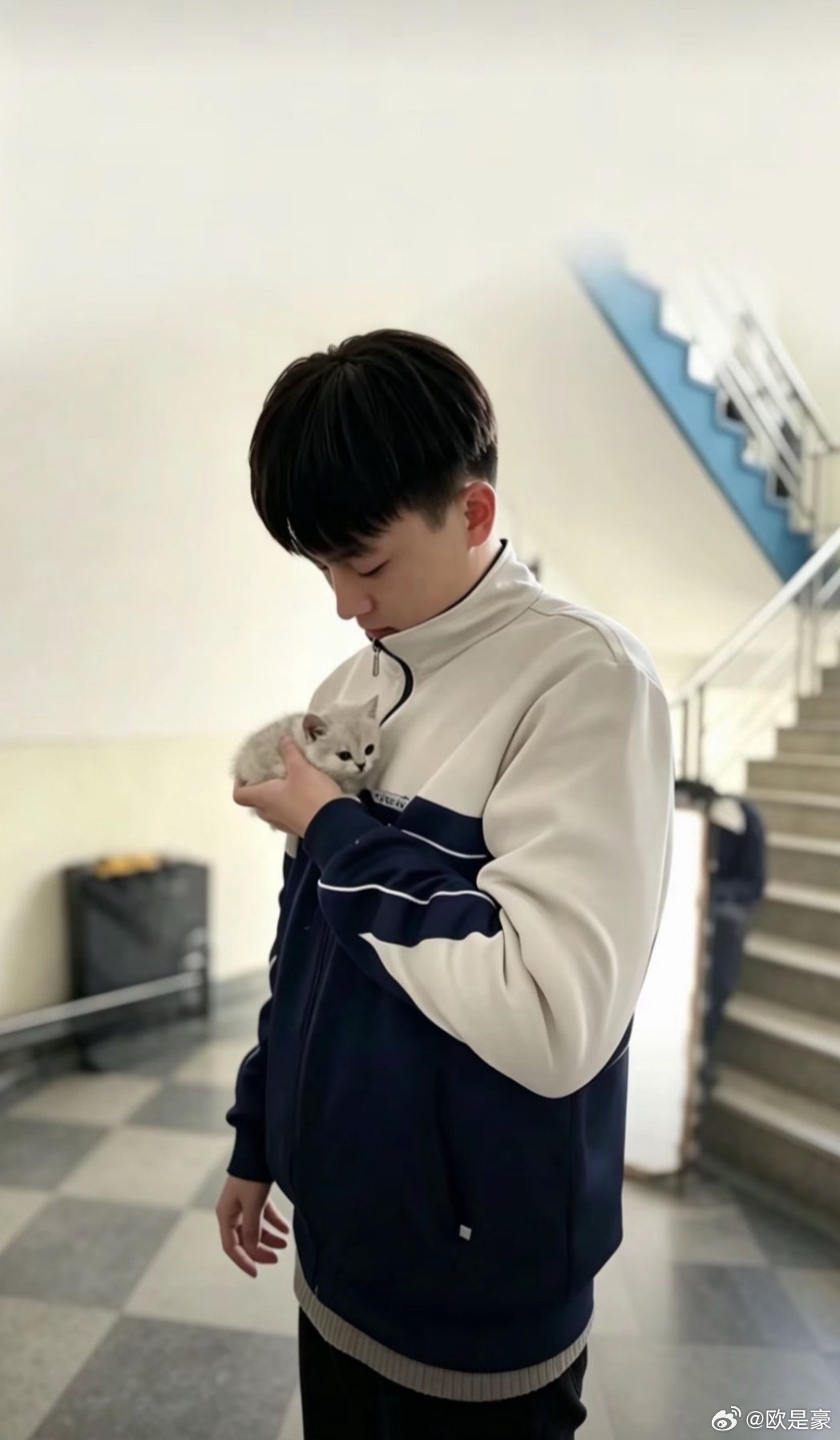 #欧豪[超话]##青年演员欧豪##欧豪三部曲之热血制青春# 

1借一场深夜的沉默，藏好所有的不甘，等一个翻盘的机会。
Borrow a moment of midnight silence to hide all regrets, and wait for a chance to turn the tide. ​