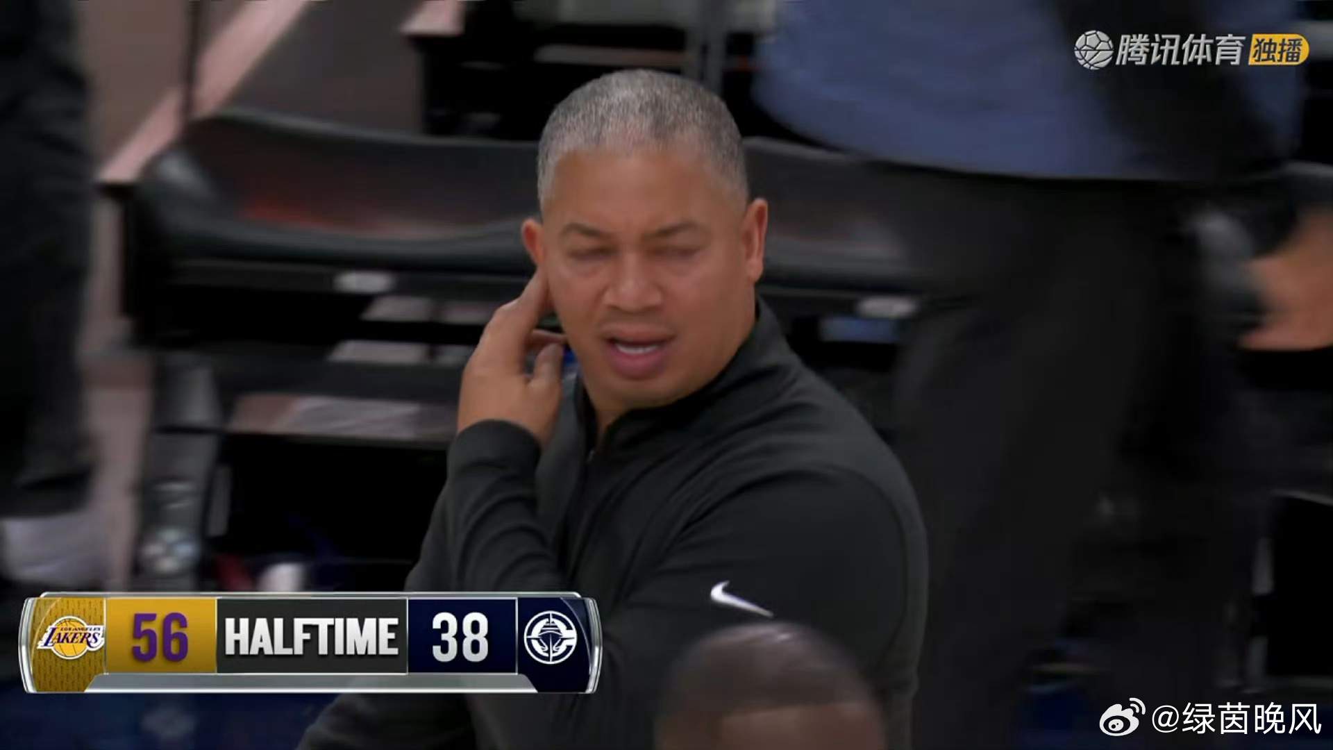 【#快船主帅回应不敌湖人#】#快船主帅谈球员频繁失误#
NBA常规赛，快船87-103负于湖人，赛后快船主帅泰伦·卢接受采访，重点点评球队大量失误问题。
 
本场快船一共出现24次失误，湖人19次，很多是可以避免的非受迫性失误。泰伦卢表示，不会指责球员积极进攻，球队需要读懂对手防守，提升场上决断速度， ​