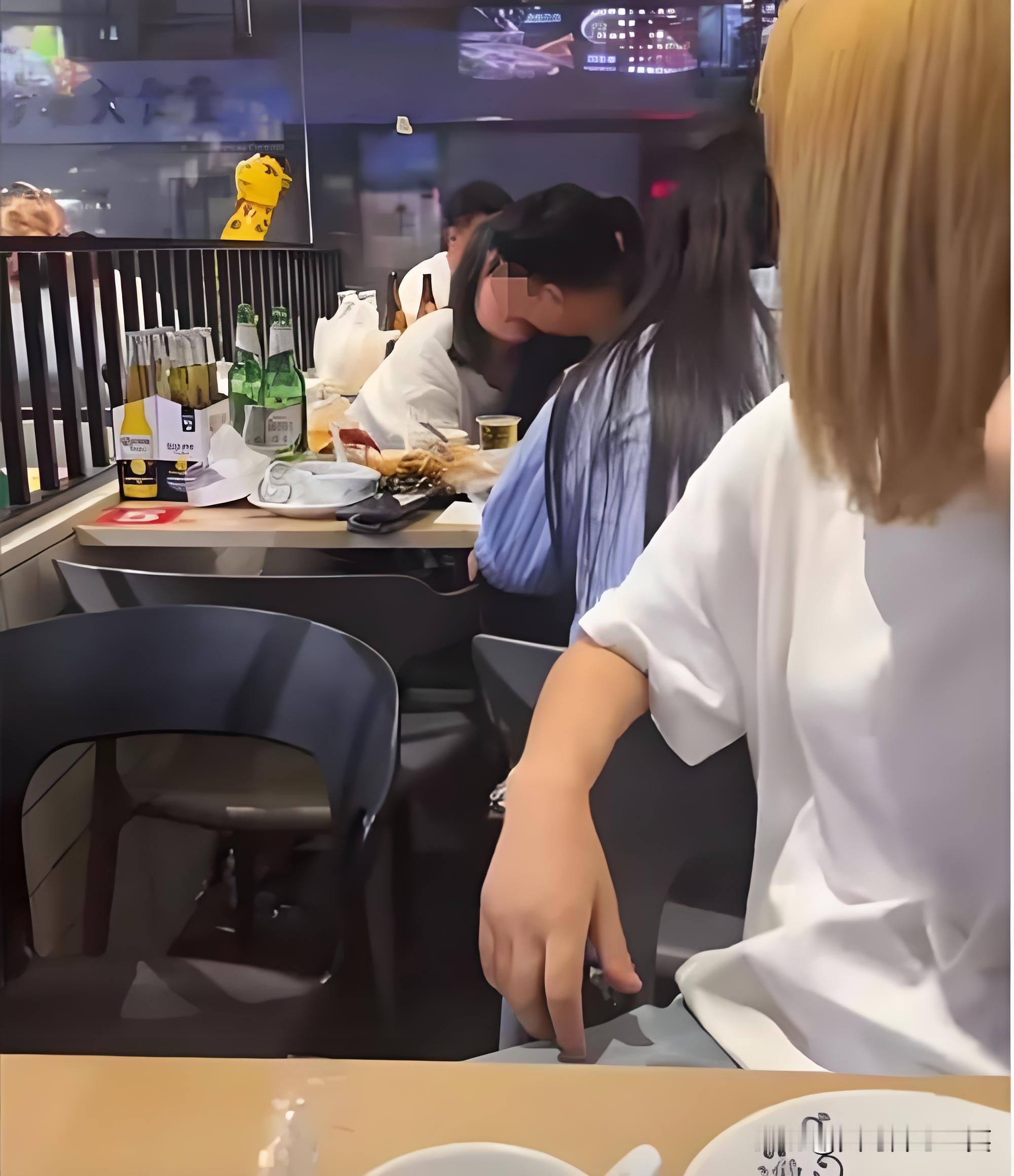 女友挽着小伙的胳膊一起走进饭店，美女服务员：“欢迎光临，请问先生几位？...