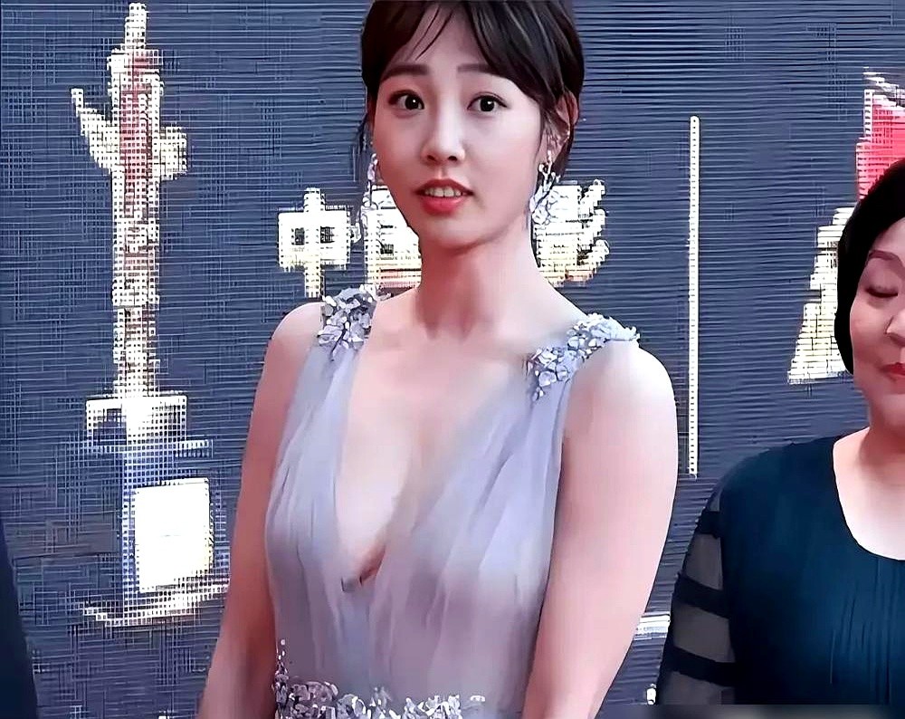 王传君拿下影帝，举着奖杯当众喊话：是白百何的光芒照亮了我。

就在前几天，白百何走红毯还被嘲。她嘴角紧绷，直勾勾盯着镜头，连个敷衍的假笑都懒得挤。

但切到片场她完全换了个人。为了几句台词，提前一个月扎进成都茶馆，跟着嬢嬢死磕方言，嗓子生生熬劈了。拍戏腿上带着伤，导演没喊卡她就死撑，一喊停立刻跛着脚