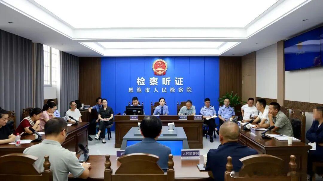 #鄂检新闻#【听证也讲“加减法”：该简的简，该严的严】恩施市人民检察院一场听证会后，听证员崔显实感慨：“案子不一样，听证的方式也得跟着变。”8月1日，新修订的《人民检察院审查案件听证工作规定》施行，该院据此办起一道听证“加减法”。控告申诉人邱某因医疗纠纷致左手骨折、轻伤二级，对公安机 ​