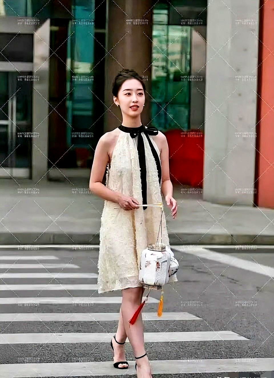 手里提着氛围感满满的小灯笼，原相机镜头一扫，硬生生穿出了五五分。

邓恩熙这组街拍路透算是把身材短板全交底了。问题就出在那条裙子上，腰线位置卡得太低，版型完全没选对。视觉上整个人直接矮了一大截，腿显得特别短。

本来手提小灯笼挺有氛围感，但根本救不了整体观感，原相机下看着确实尴尬，这次穿搭一点没做到
