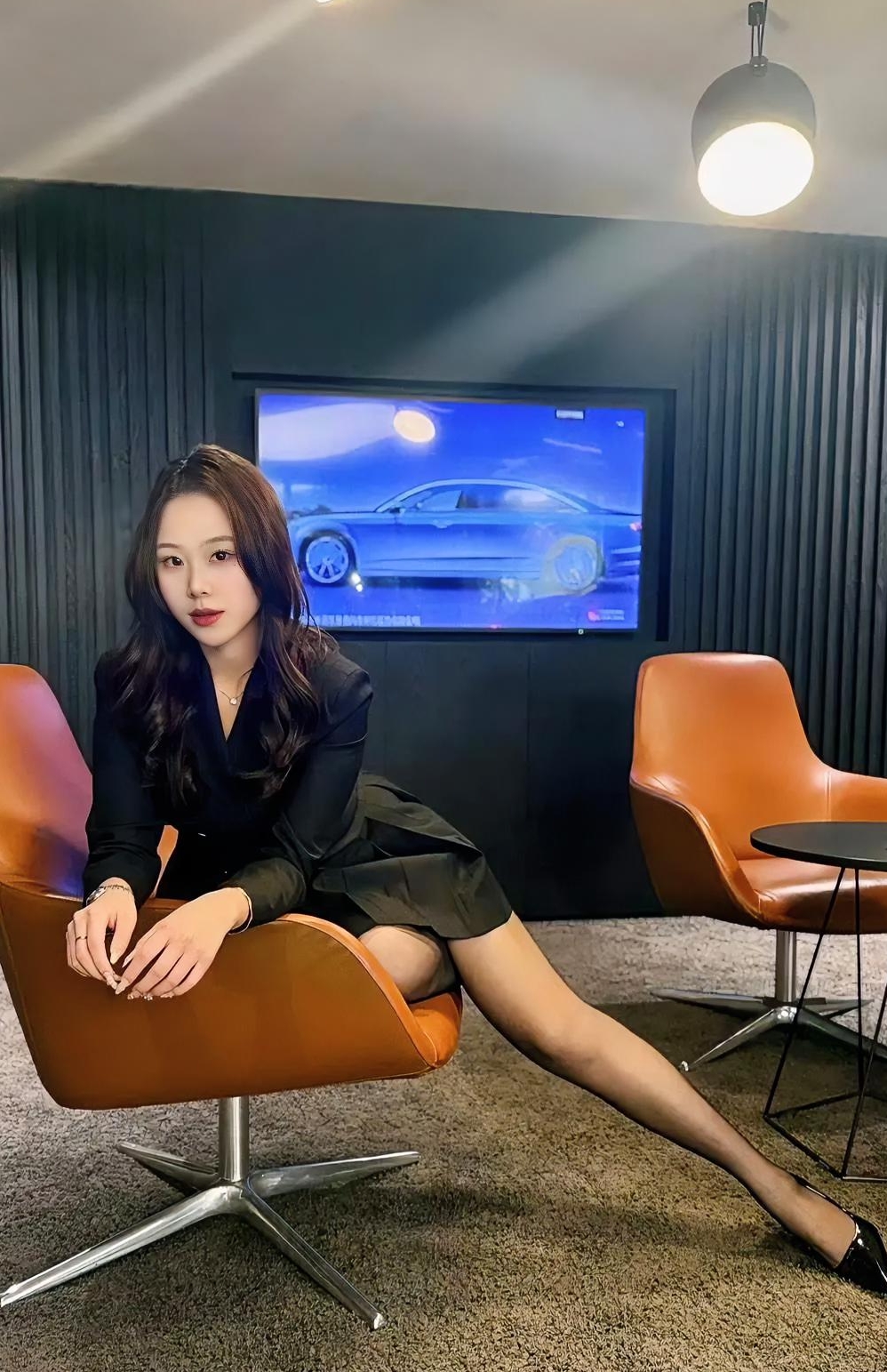 优雅黑裙，时尚生活。