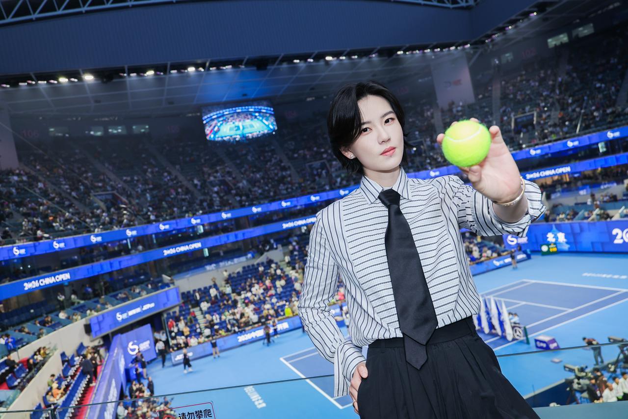#陆柯燃[超话]# 🎾网球小陆已上线！真球迷堂堂来袭！
刷到路透完全是眼前一亮的程度呀🕶镜头里的陆柯燃状态也太好了...很抗镜头的美貌哇🥰
能让姐如此快乐的体验😹当然是前几天美团黑钻会员携手【时尚传媒集团明星网球队】联袂呈现的网球之夜，观看女双决赛，并共赴晚宴🍴
有兴趣的朋友可以 ​