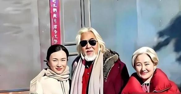 75岁的张纪中在生日宴上搂着比自己小12岁的丈母娘，这画面光是摆出来就让不少人直呼看不懂。
外人还在评论区吵得不可开交，说这动作没边界感，人家家里人早就轻飘飘一句怼了回来：关你们什么事。
更绝的还在后头。
杜星霖扭头就在直播间当着几十万人揭老底，直言老张私底下话少得很，性格强势还特别爱计较。