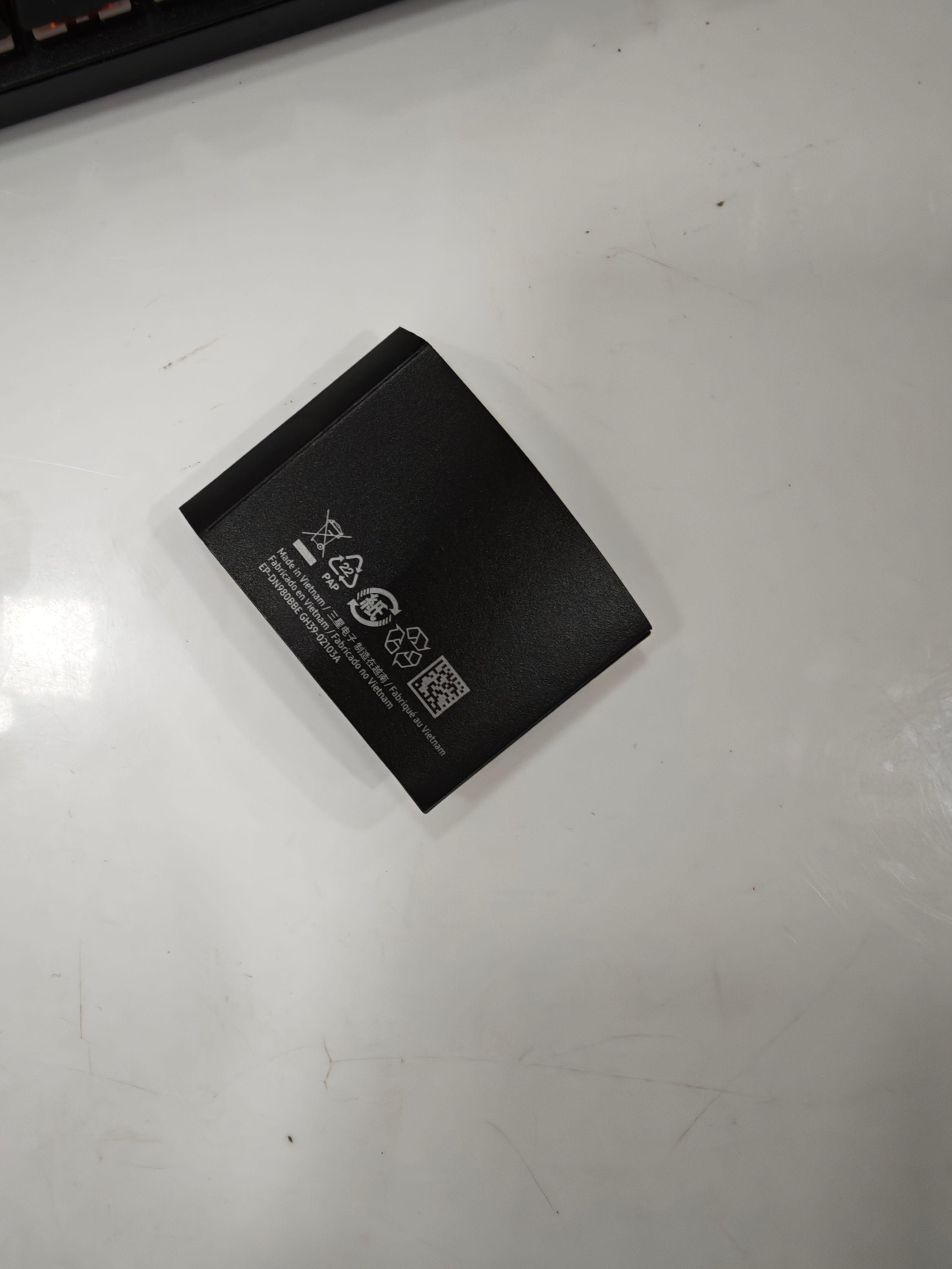 这个三星的C-C数据线 是2023年3月9号买的。买了三根，同一批次的时候，还有一根三米的C-C线。当时买它的时候是因为图他这个线细，手感好，没有想到有人会指定买三星原装线。好兄弟是三星粉，特别喜欢三星的手机，今天找我买了台三星的手机，指定要原装线和快充头，然后我。原装线我知道我有的，然后我 ​