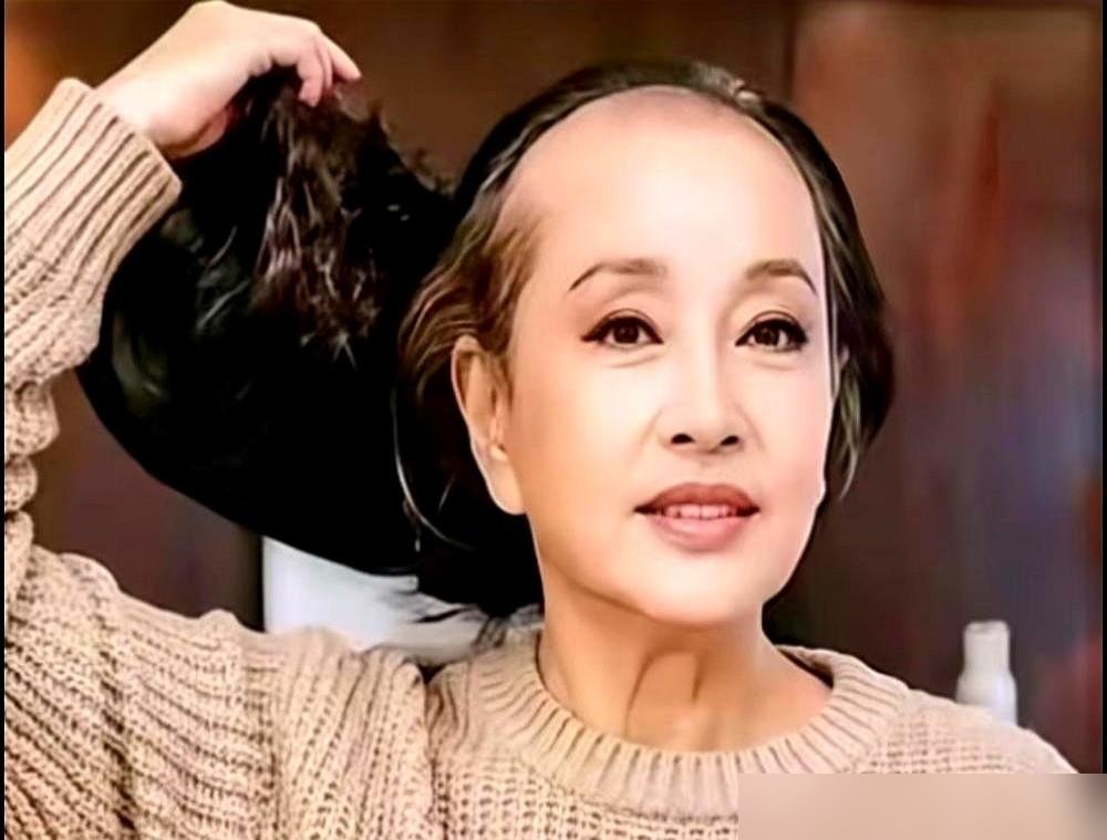 75岁刘晓庆伸手把假发一扯，露出了底下稀稀拉拉的白发。
看客们刚想习惯性嘲弄两句美人迟暮，喉咙却突然被卡住了。
这个老太太过去这一年经历了什么？被亲外甥在网上造谣泳池溺亡，遭前助理撕扯经济纠纷，转头又戴着扎眼的帝王绿翡翠去走红毯。甚至哪怕去拍粗糙的狗血短剧、在直播间里通宵卖字，她都没闲着哪怕一天