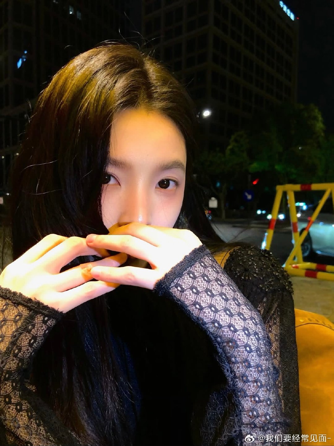 #章若楠想把你和时间藏起来# zrn#章若楠沈千盏# 

如果微风会说话，那你的耳边一定会围绕着数不清的思念

​