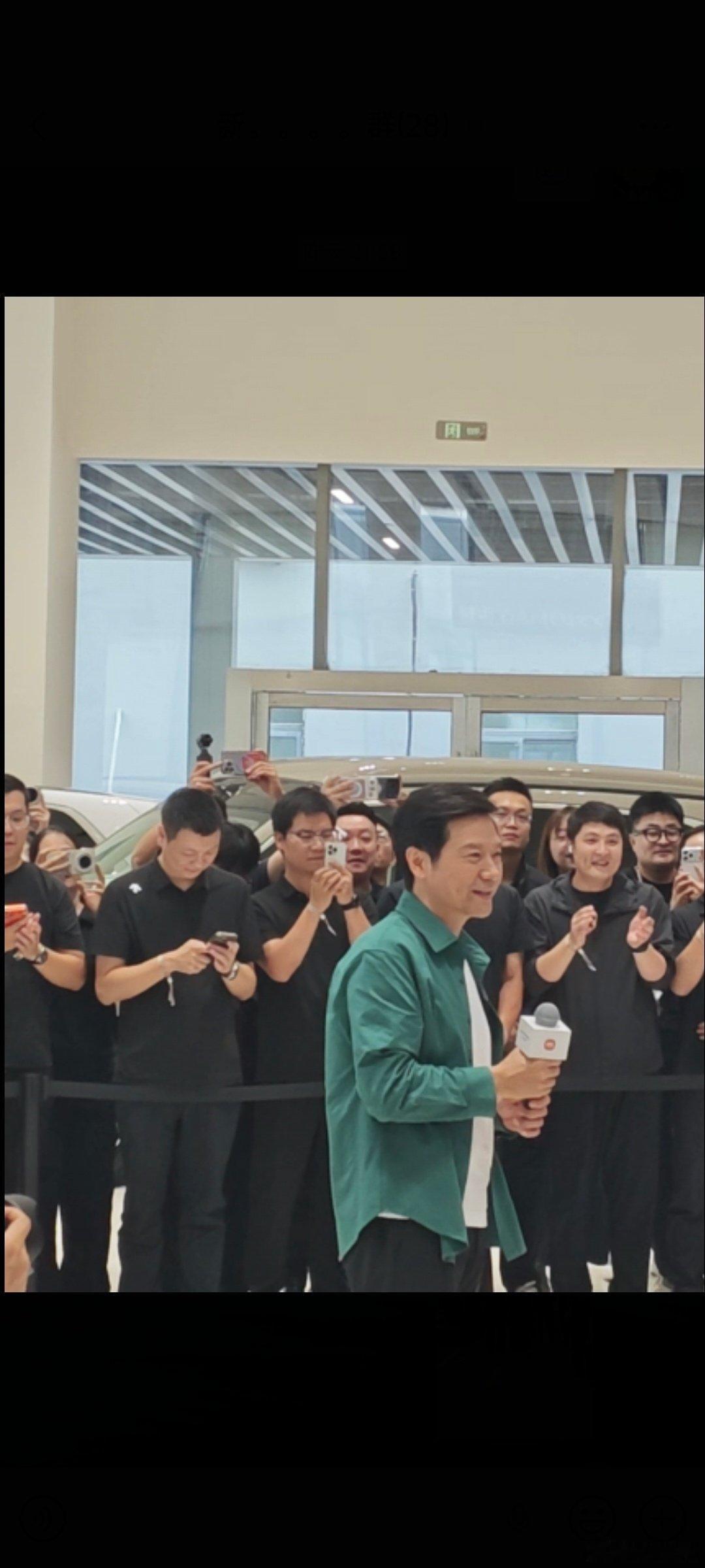 徐州这波真的赢麻了，因为徐州“彭城”的打call，雷总直接选择了在徐州首交小米澎程。

这就是双向奔赴啊，估计徐州文旅已经幸福的不行了[泪奔]

 #雷军为澎程车主开车门# ​